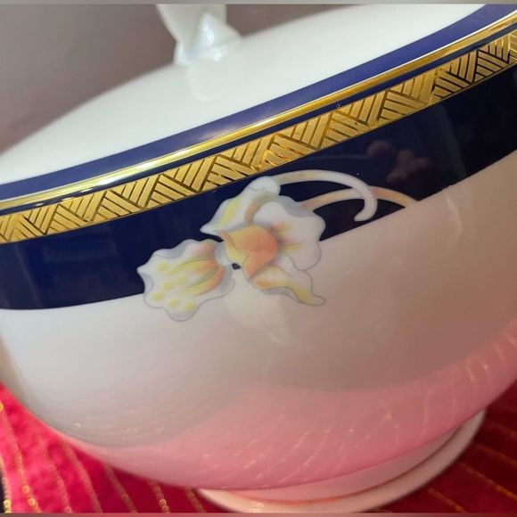 Christine Holm Royal Orchid Tureen - Picture 9 of 9